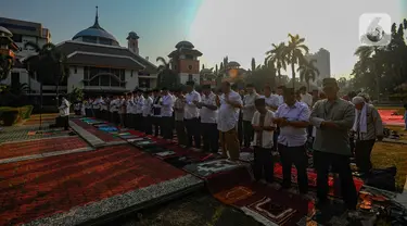 Aparatur Sipil Negara (ASN) mengikut sholat sunah Istisqa atau meminta hujan di Lapangan Balai Kota Depok, Jawa Barat, Rabu (4/10/2023). (merdeka.com/ Arie Basuki)