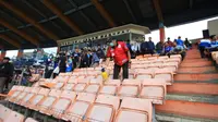 Bobotoh tampak sabar menunggu penyemprotan desinfektan di Stadion Si Jalak Harupat jelang laga antara Persib Bandung kontra PSS Sleman, Minggu (15/3/2020). (Bola.com/Erwin Snaz)