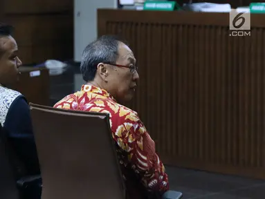 Terdakwa dugaan korupsi pengadaan e-KTP, Irvanto Hendra Pambudi (kiri) dan Made Oka Masagung saat menjalani sidang lanjutan di Pengadilan Tipikor, Jakarta, Rabu (21/11). Sidang mendengar nota pembelaan para terdakwa. (Liputan6.com/Helmi Fithriansyah)