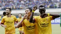 Pemain Sriwijaya FC, Konate Makan dan Adam Alis, melakukan selebrasi usai membobol gawang PSMS pada laga Piala Presiden di Stadion GBLA, Bandung, Jumat (26/1/2018). Sriwijaya FC menang 2-0 atas PSMS. (Bola.com/M Iqbal Ichsan)