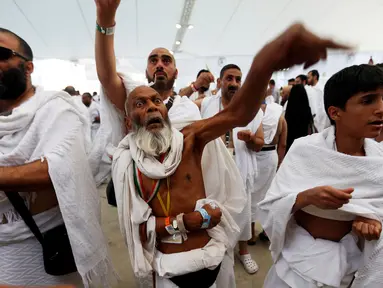 Jemaah haji melempar jumrah saat ibadah haji di Mina, Arab Saudi (12/09). Kegiatan ritual kesembilan ini merupkan simbol mengusir setan yang dilakukan oleh jemaah haji. (REUTERS/Ahmed Jadallah)