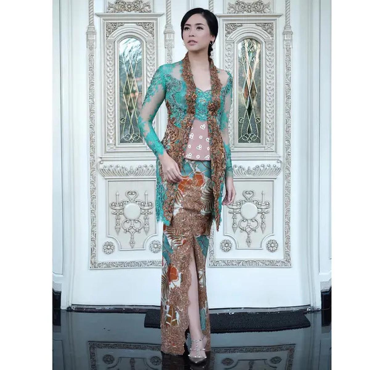 7 Inspirasi Outfit Warna Hijau Ala Elvira Devinamira, Pilihan di Cannes 2025 Curi Perhatian