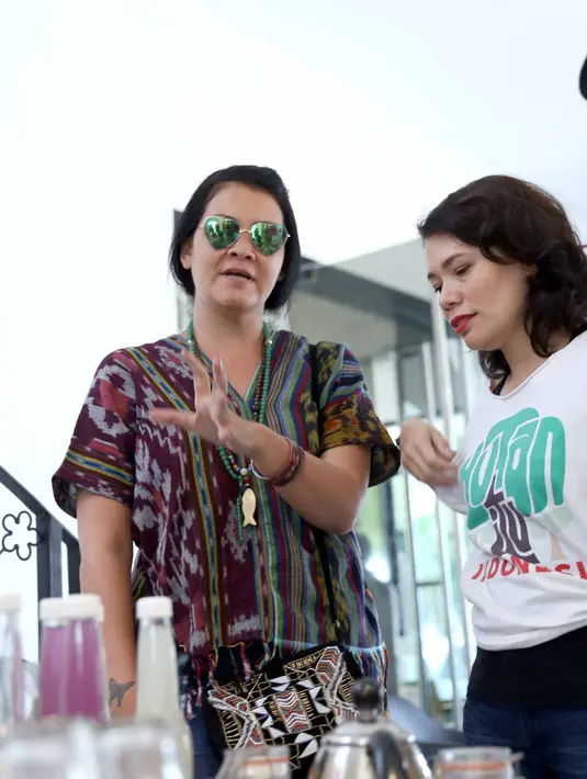 "Gue orang yang percaya ada blueprint semesta. Kalau waktunya gue berobat, gue akan berobat. Pada saat sekarang gue lebih suka menyembuhkan diri dengan hal-hal yang bermanfaat," tukas Melanie. (Nurwahyunan/Bintang.com)