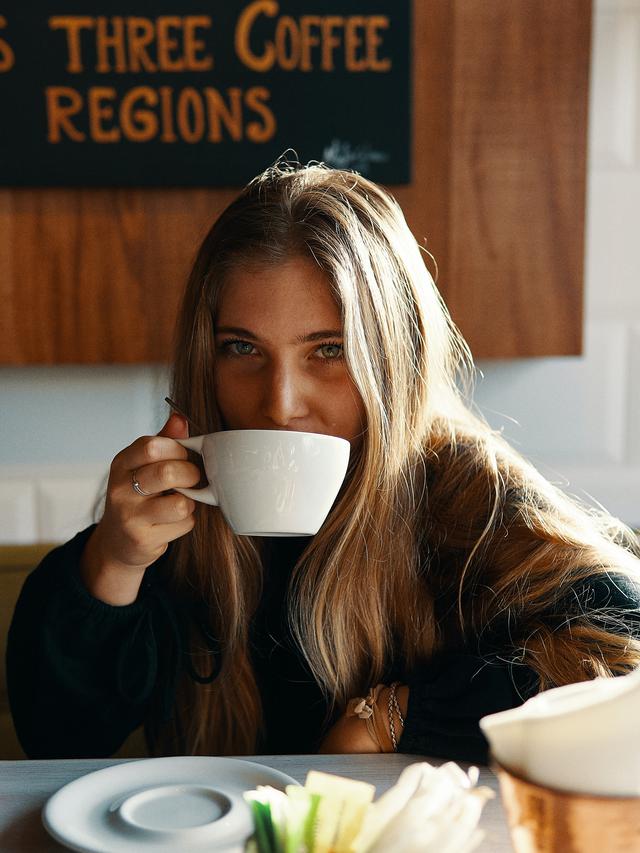 Ilustrasi minum kopi panas