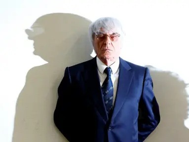 Presiden dan CEO F1 Management, Bernie Ecclestone menutup matanya saat sesi foto Munich (05/8/2014). Bernie, tetap akan menjadi pimpinan eksekutif F1. (REUTERS/Michael Dalder)
