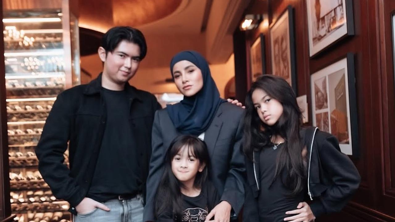 Gaya Badass Olla Ramlan Bareng Anak-Anak Tercinta, Tampil Menawan dan Disebut Bibit Unggul Semua