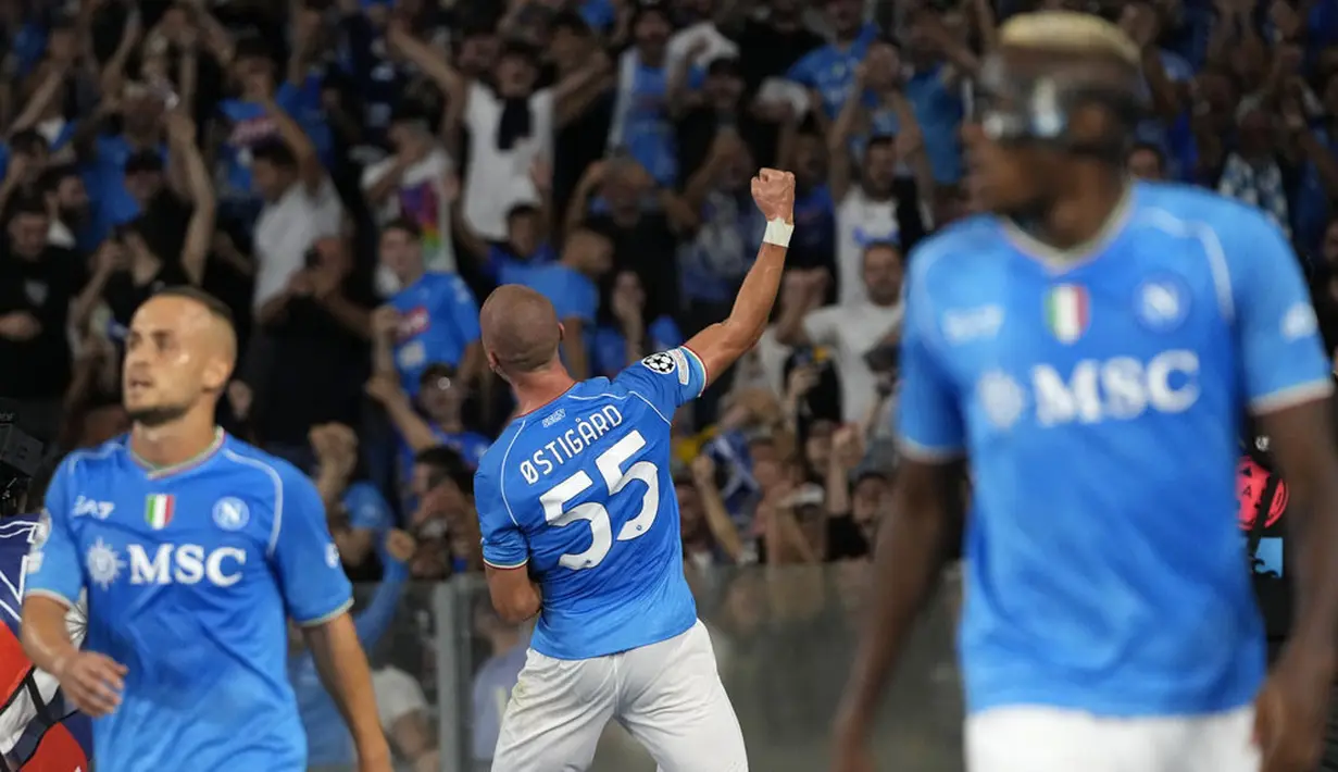 Pemain Napoli, Leo Ostigard, melakukan selebrasi setelah mencetak gol ke gawang Real Madrid pada laga Liga Champions di Stadion Diego Armando Maradona, Rabu (4/10/2023). (AP Photo/Alessandra Tarantino)