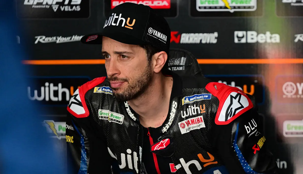 Andrea Dovizioso bukanlah nama baru di ajang MotoGP. Menjalani musim debutnya pada tahun 2008, ia telah melanglang buana ke berbagai tim MotoGP, seperti Honda, Yamaha, dan Ducati. Periode terbaiknya adalah pada 2017 hingga 2019. Saat ini, Dovi tergabung di tim WithU Yamaha RNF. (AFP/Ahmad Fadli)