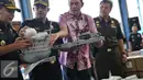 Petugas menunjukan barang bukti sabu yang dimasukan dipemanas air di Jakarta, Selasa (2/2). 16,81 kg narkotika jenis methamphetamin atau shabu asal China berhasil digagalkan Bea dan Cukai, BNN, Polres Pelabuhan Tanjung Priok. (Liputan6.com/Faizal Fanani)