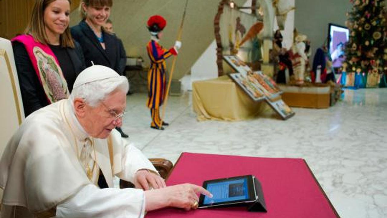 Paus Benediktus XVI main iPad