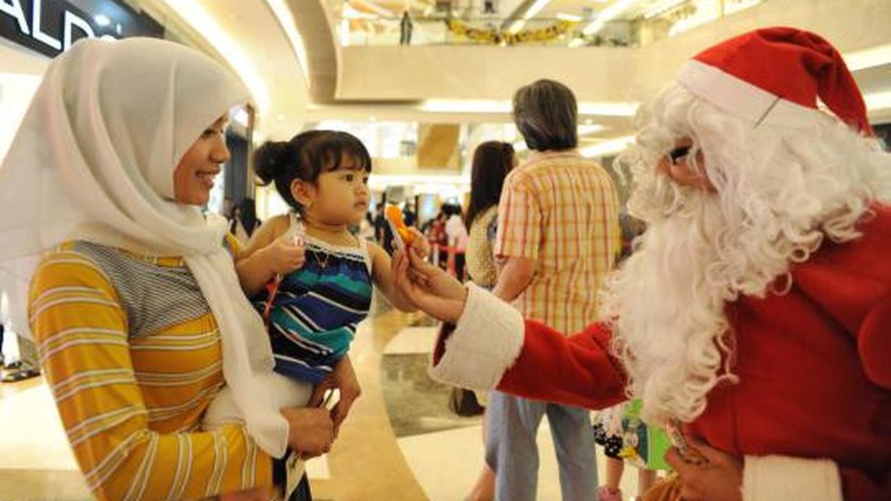 Santa Claus bagi-bagi hadiah di Lippo Mall Kemang