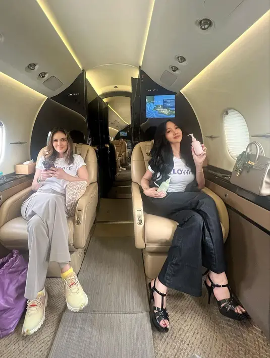 Keduanya membiarkan rambut panjang bergelombangnya tergerai. Lucinta Luna dengan rambut berwarna hitam legam, sedangkan Luna Maya dengan rambut blonde. Foto: Instagram.