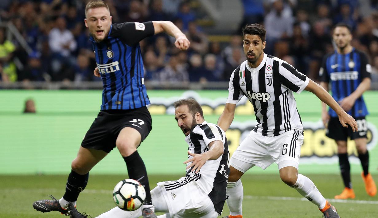 Striker Juventus, Gonzalo Higuain, berebut bola dengan bek Inter Milan, Milan Skriniar, pada laga Serie A di Stadion Giuseppe Meazza, Sabtu (28/4/2018). Inter Milan takluk 2-3 dari Juventus. (AP/Antonio Calanni)