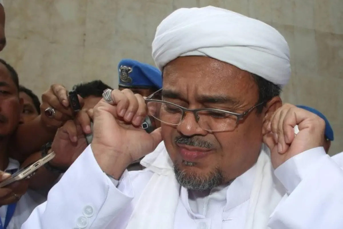 Pimpinan FPI Rizieq Shihab bereaksi saat dicecar pertanyaan oleh awak media di Polda Metro Jaya, Jakarta, Rabu (1/2). Rizieq Shihab akan diperiksa sebagai saksi kasus dugaan makar yang menjerat Sri Bintang Pamungkas. (Liputan6.com/Immanuel Antonius)