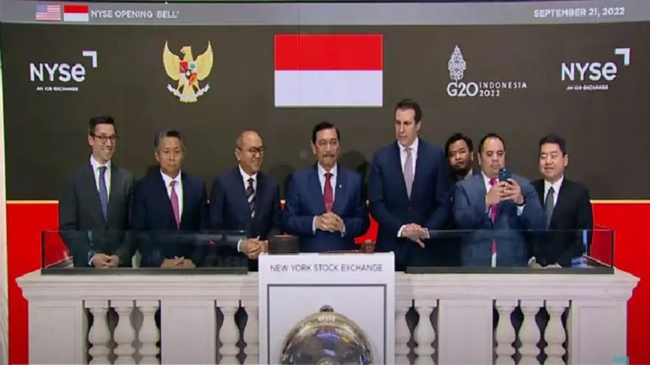 Menteri Koordinator Bidang Maritim dan Investasi (Marves) Luhut Binsar Pandjaitan membuka perdagangan di Bursa Efek New York (Foto: tangkapan layar/New York Stock Exchange)