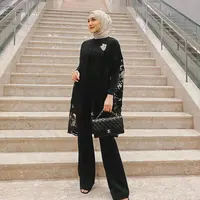 Perpaduan cape renda dan celana kulot warna hitam seperti yang dikenakan artis Melody Prima ini. Tambahkan aksesoris berupa bros untuk tampilan yang elegan nan glamor (Instagram/melodyprima).