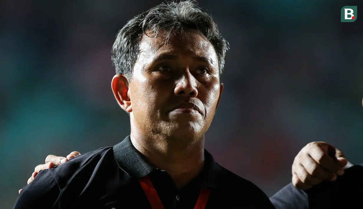 Bima Sakti yang juga menjadi pelatih Alfin Lestaluhu saat itu terus membawa semangat anak buahnya tersebut yang merupakan sosok pekerja keras dalam skuatnya hingga kini saat berlaga di piala AFF U-16 edisi 2022. (Bola.com/Bagaskara Lazuardi)