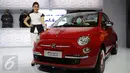 Seorang model bergaya di stand mobil Fiat yang dipamerkan di Indonesia International Motor Show 2015 di JI Expo Kemayoran Jakarta, Rabu (19/8/2015). Puluhan merek kendaraan ternama ikut ambil bagian dalam IIMS 2015. (Liputan6.com/Helmi Fithriansyah)