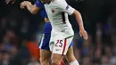 Pemain Chelsea, Marcos Alonso berebut bola dengan pemain AS Roma, Bruno Peres dalam laga penyisihan Grup C Liga Champions di Stamford Bridge, Rabu (18/10). Skuat arahan Antonio Conte ditahan imbang AS Roma 3-3. (AP/Kirsty Wigglesworth)