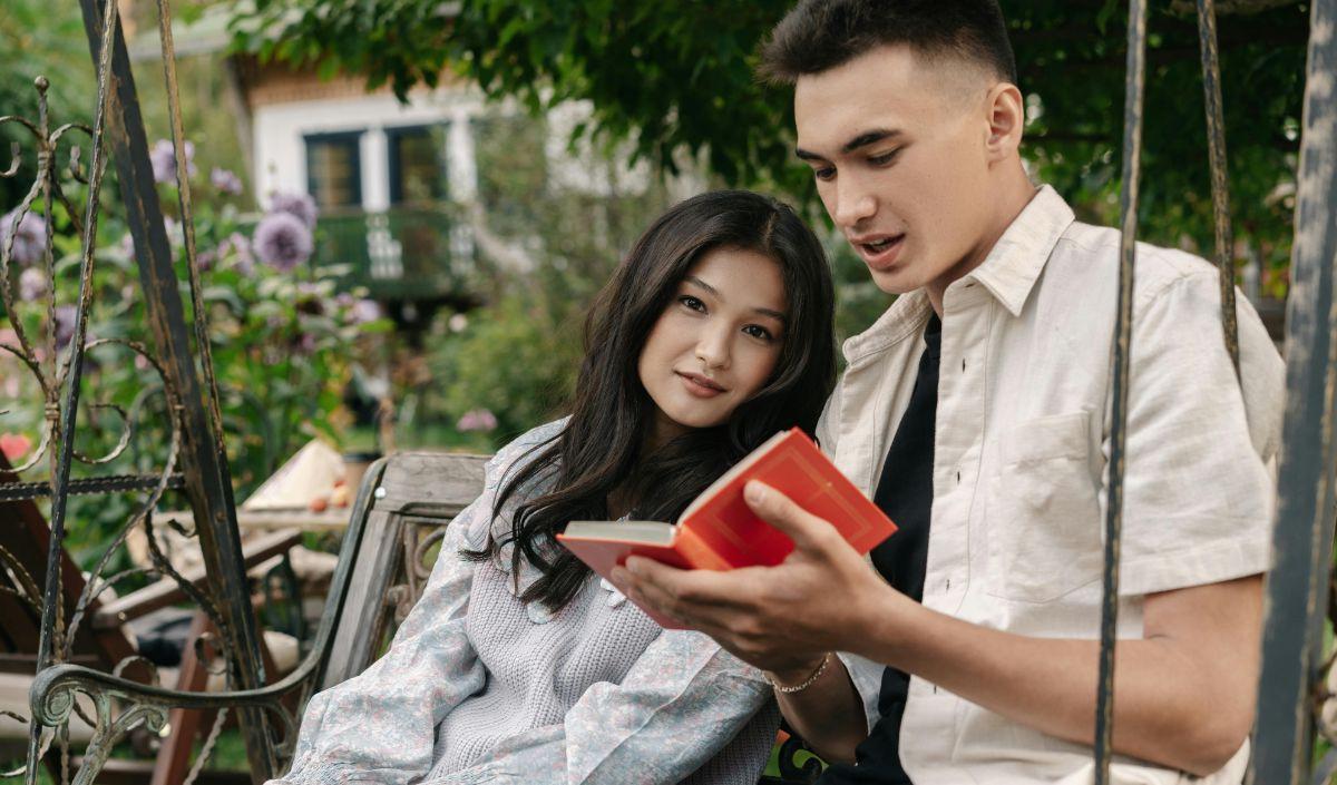 <b>10. Membaca Buku Bersama</b><br>