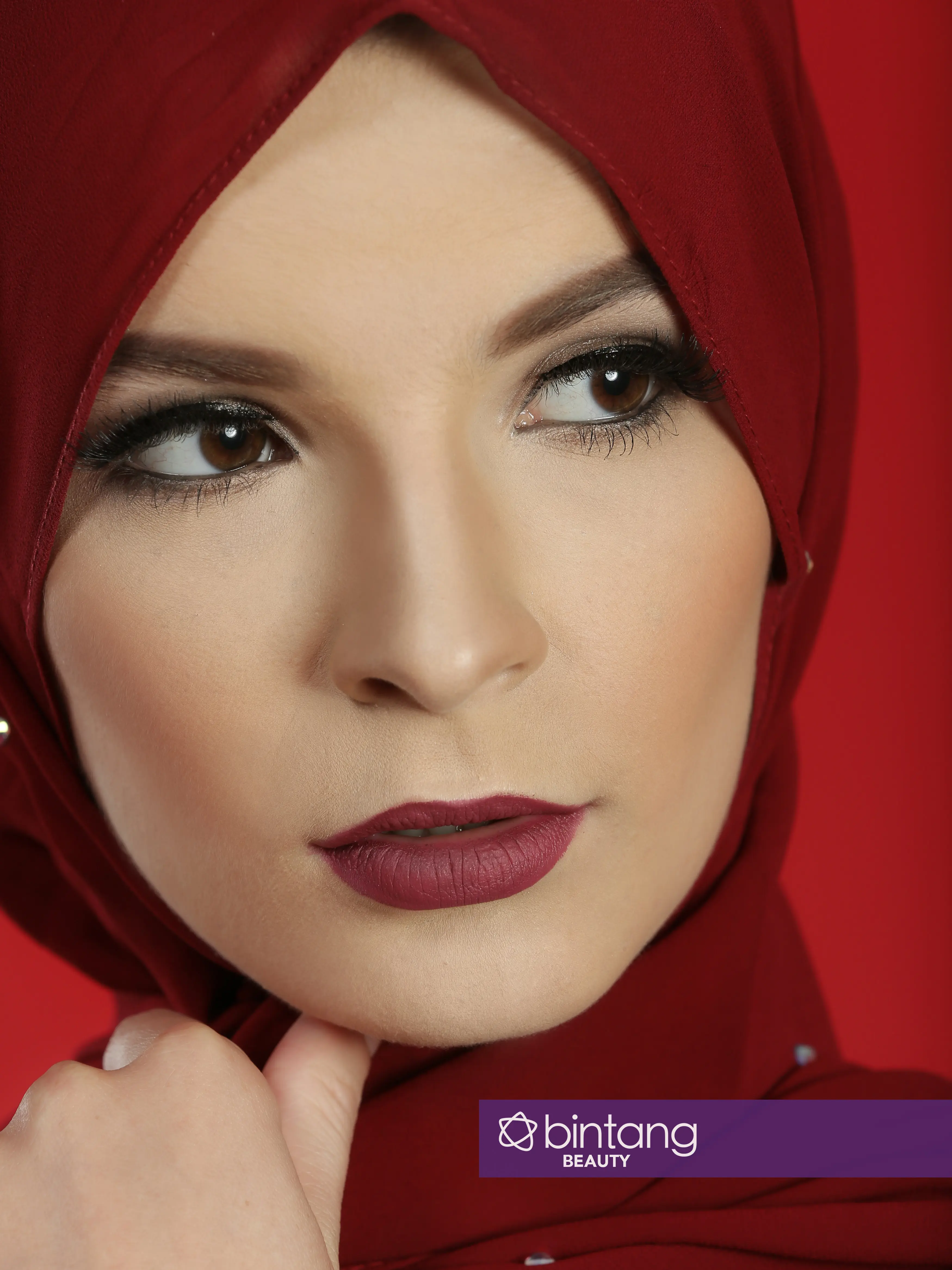 Bukan hanya natural look, tampilan makeup bold di Idul Fitri juga kece kok. (Foto: Bambang E. Ros/Bintang.com, Digital Imaging: Muhammad Iqbal Nurfajri/Bintang.com, Stylish: Indah Wulansari/Bintang.com, Makeup: @lilyrahmanmua, Model: Liliia).