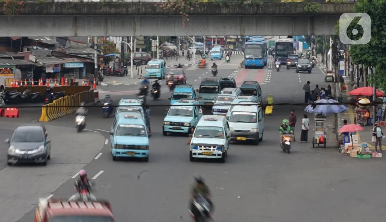Angkutan umum menunggu penumpang di Terminal Kampung Melayu, Jakarta, Sabtu (26/9/2020). Dinas Perhubungan DKI Jakarta mencatat penurunan jumlah penumpang harian angkutan umum perkotaan hingga 22,83 persen selama 12 hari terakhir penerapan PSBB Jakarta. (Liputan6.com/Immanuel Antonius)