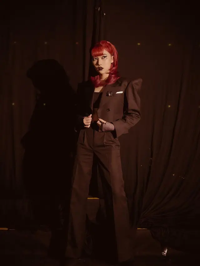 1. Rambut Merah Layer denga Dua Kuncir Kecil