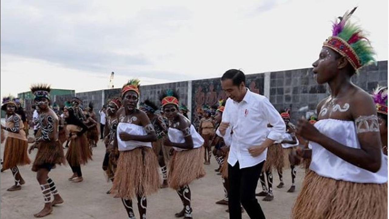 Presiden Joko Widodo (Jokowi) disambut warga saat mengunjungi Kabupaten Kaimana, Papua Barat, Minggu (27/10/2019).