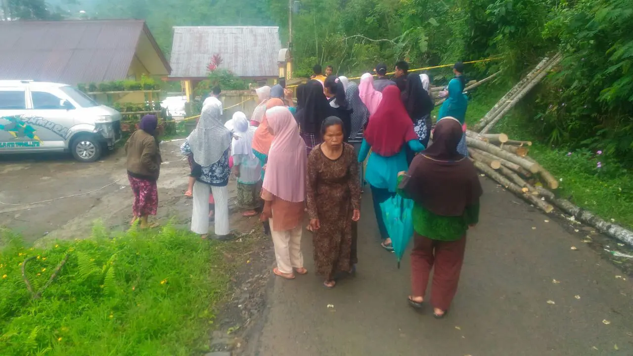 Warga menonton gerakan tanah yang masih berlangsung. (Foto: Liputan6.com/BPBD Banjarnegara/Muhamad Ridlo)