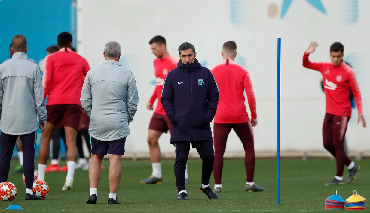 Pelatih Barcelona, Ernesto Valverde memantau anak asuhnya berlatih jelang menghadapi Manchester United (MU) pada leg kedua babak perempat final Liga Champions 2018/19 di Sant Joan Despi, 15 April 2019. Barcelona akan menjamu MU di Camp Nou. (REUTERS/Albert Gea)