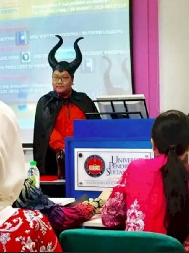 6 Potret Kostum Cosplay Dosen saat Yudisium Ini Unik, Menghibur Mahasiswa