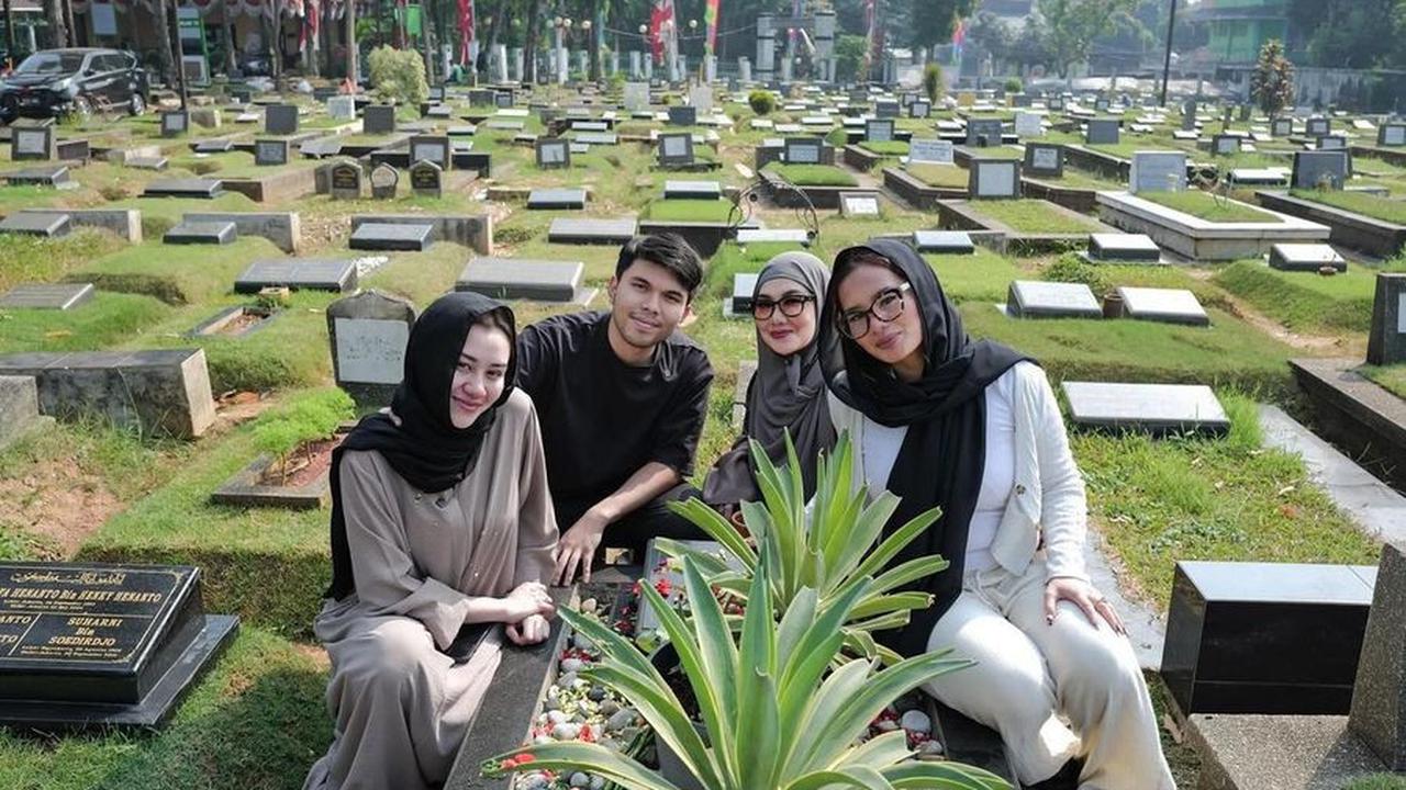 Reza Artamevia dan Zahwa Massaid Ikut Ziarah Juga