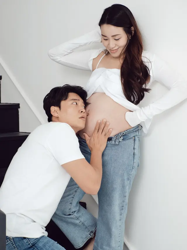 Potret Maternity Shoot Istri Jang Hansol Korea Reomit