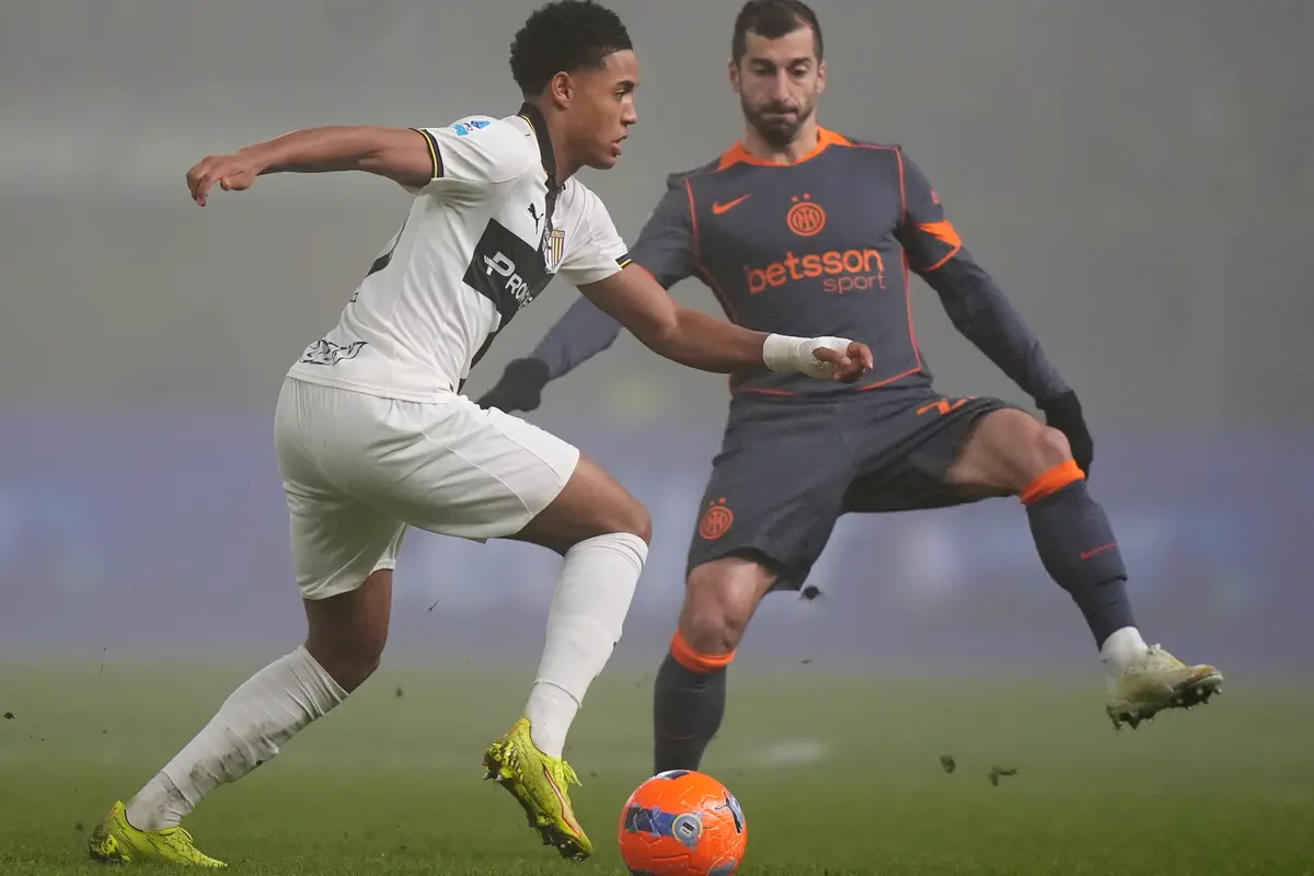 Pemain Parma, Sascha Britschgi (kiri), berebut bola dengan pemain Inter Milan, Henrikh Mkhitaryan