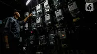 Perusahaan Listrik Negara (PLN) mengonfirmasi pemberian diskon tarif listrik 50 persen sudah dapat dinikmati pelanggan rumah tangga. (Liputan6.com/Herman Zakharia)