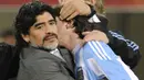 Pelatih Argentina, Diego Maradona, memeluk Lionel Messi usai ditaklukkan Jerman dengan skor 4-0 pada laga Piala Dunia di Stadion Green Point, Afrika Selatan, (3/7/2010). (AFP/Javier Soriano)
