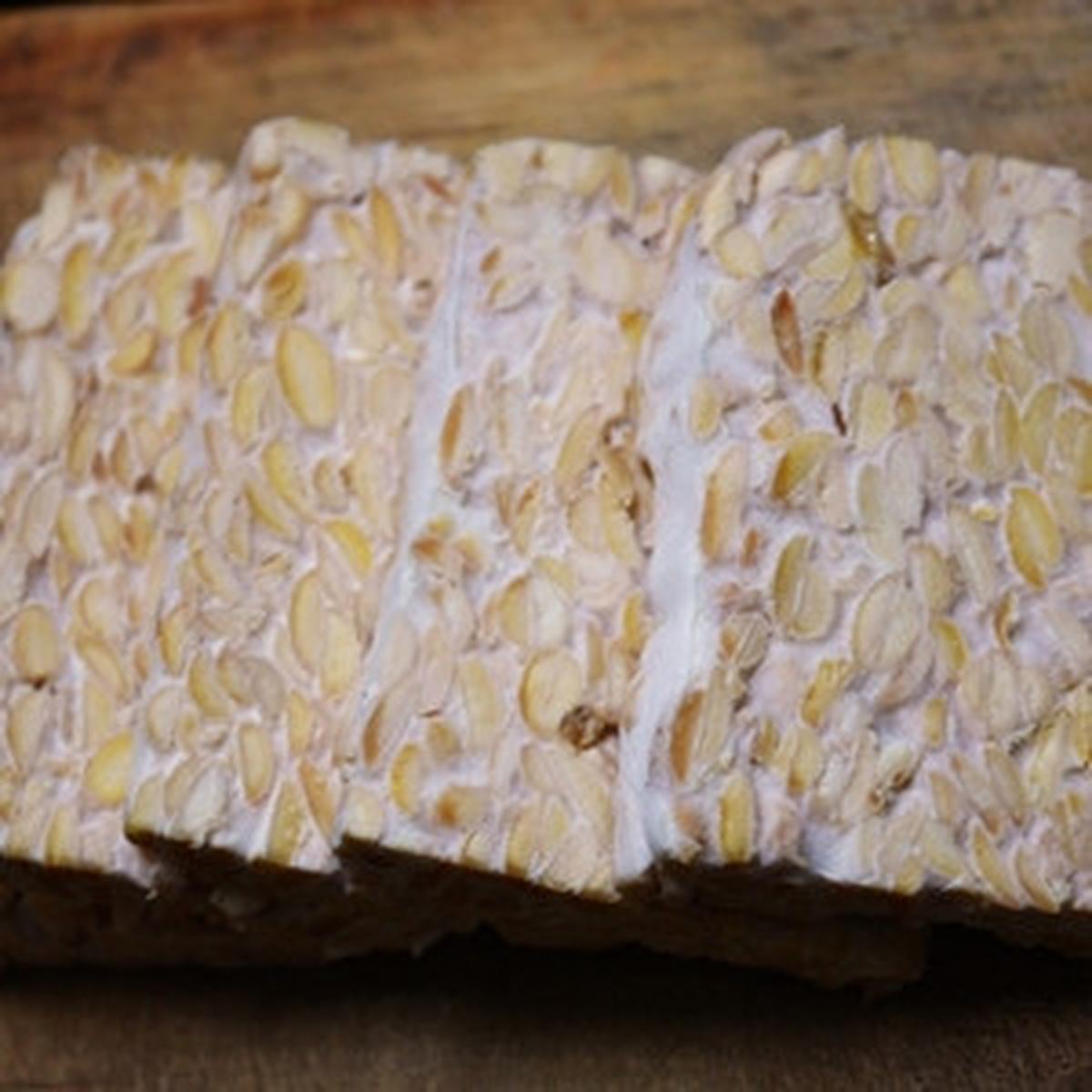 Potong Tempe Menjadi Bagian Kecil