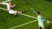 Cristiano Ronaldo (kanan) ikut merayakan gol yang dicetak sayap Portugal, Ricardo Quaresma ke gawang Kroasia, pada laga 16 Besar Piala Eropa 2016, di Stade Bollaert-Delelis, Lens. Portugal punya siklus unik sepanjang sejarah Piala Eropa.  (EPA/Shawn Thew)