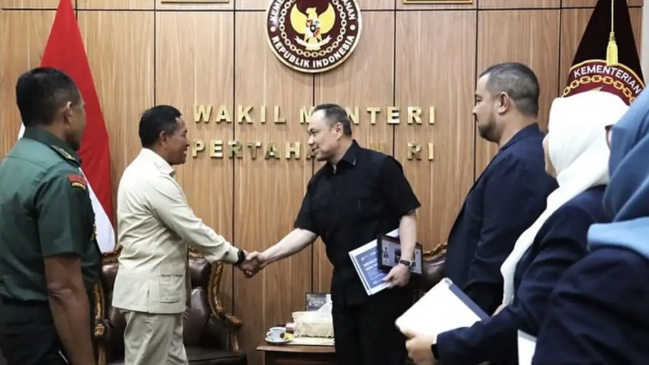 Founder ESQ Corp, Ary Ginanjar Agustian bersama Wakil Menteri Pertahanan RI Donny Ermawan Taufanto di kantor Kementerian Pertahanan, Jakarta, Senin (3/11/2025).