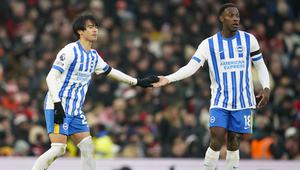 Pemain Brighton, Kaoru Mitoma melakukan tos dengan Danny Welbeck pada laga lanjutan Liga Inggris 2024/2025 melawan Manchester United yang berlangsung di Old Trafford, Manchester, Inggris, Minggu (19/01/2025). (AP Photo/Dave Thompson)