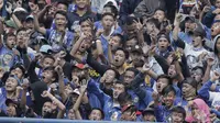 Bobotoh Persib saat pertandingan melawan Arema FC pada laga persahabatan di Stadion GBLA, Bandung, Minggu (18/3/2018). Persib menang 2-1 atas Arema. (Bola.com/M Iqbal Ichsan)