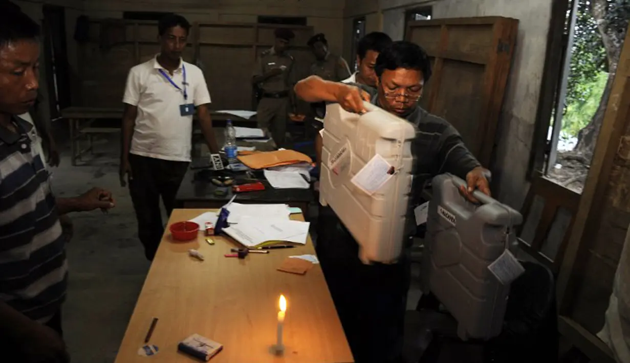 Untuk mencegah kecurangan dalam Pemilu di India, Mesin Voting Elektronik (EVM) pun dibawa dalam keadaan tersegel. (AFP PHOTO/Arindam DEY)