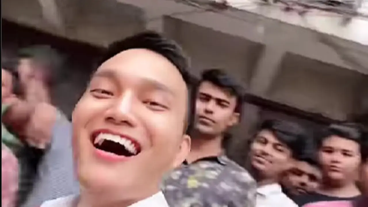 Pria Indonesia Berpakaian Rapi di Bangladesh Sampai Dikira Selebriti hingga Dimintai Foto