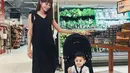 Menjadi orang tua tunggal sepertinya tidak membuat Kirana lalai dengan penampilannya. Dan kali ini Kirana tampil cantik memakai dress hitam saat pergi ke supermarket bersama anaknya. (Instagram/kiranalarasati)