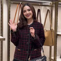 Syifa Hadju tampil dengan gaya chic mengenakan atasan Sculpted C Tweed Jacket warna maroon seharga sekitar Rp9,6 jutaan. [Dok. Kanmo]