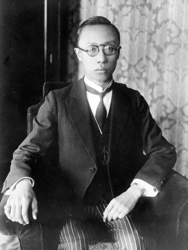 Puyi berfoto di kota Changchun pada 22 Maret, 1932, setelah pelantikannya sebagai kepala eksekutif negara bagian Manchukuo yang baru dibentuk dan dikuasai Jepang. (Source: AP)