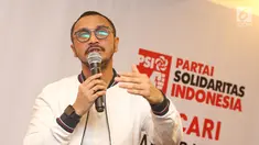 Vokalis grup band Nidji, Giring Ganesha saat jumpa pers di Kantor DPP PSI, Jakarta Pusat, Rabu (6/9). Giring Nidji mendeklarasikan diri untuk maju sebagai calon legislatif pada Pemilu Legislatif (Pileg) 2019 melalui PSI. (Liputan6.com/Herman Zakharia)