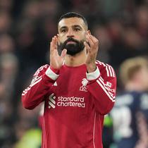 Pemain Liverpool, Mohamed Salah memberikan tepuk tangan kepada para penonton setelah laga Liga Champions 2025/2026 melawan PSV di Anfield, Liverpool, Rabu (26/11/2025) waktu setempat. (AP Photo/Jon Super)