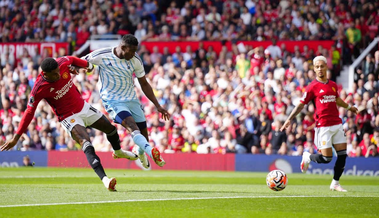 Pemain Nottigham Forrrest, Taiwo Awoniyi (tengah), menendang bola ke gawang MU yang membuahkan gol cepat di menit ke-2 dalam pertandingan pekan ketiga Liga Inggris 2023/2024 yang berlangsung di Old Trafford, Manchester, Inggris, Sabtu (26/8/2023). (AP Photo/Jon Super)