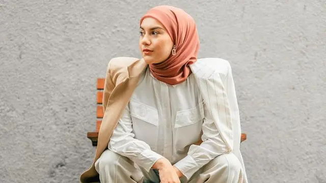 10 Ide OOTD Blazer Casual Hijab dari Dinda Hauw hingga Citra Kirana